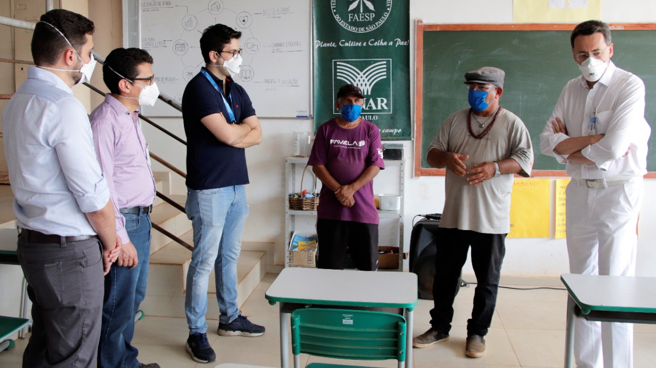Ilustração da notícia Equipe do HB Onco visita Comunidade Vila Itália e doa de R$ 10 mil para projeto social de educação de adultos
